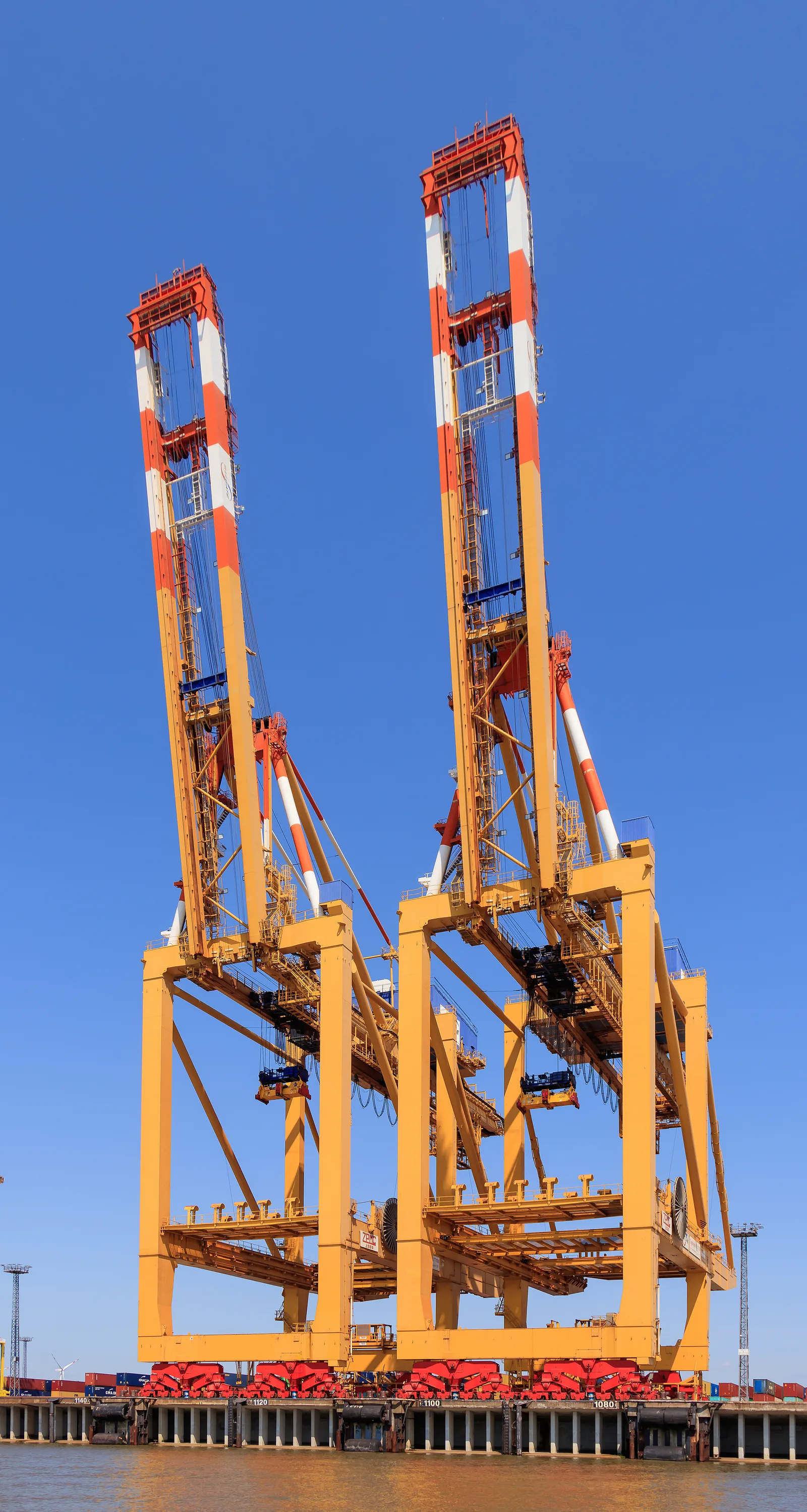 Container terminal and the movement of international trade